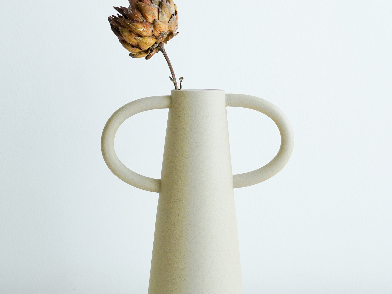 ferm LIVING Anse Vase - Sand in unglazed porcelain